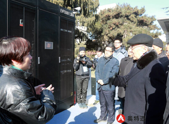董事長(zhǎng)蕭霞為國(guó)家領(lǐng)導(dǎo)人介紹矩陣式柔性充電堆2.jpg